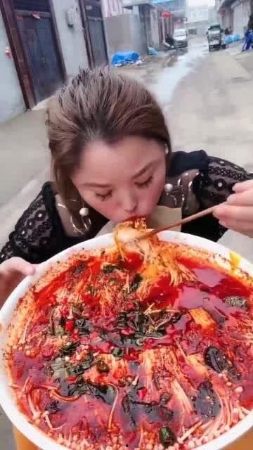 爆料的金针菇能吃吗视频,视频爆料能否安心食用？